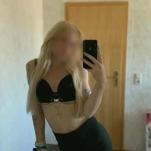 Samantha, 23